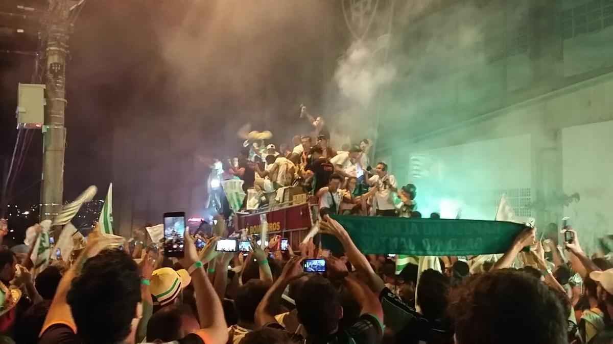 Confira a festa dos torcedores do Amrica na chegada do time ao Independncia