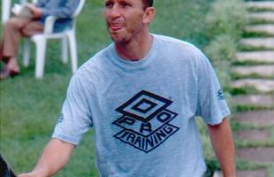 O meio-campista Neto fez fama pelo Corinthians. Mas antes de se transferir para o Parque So Jorge, ele jogou pelo So Paulo, em 1987. Em 1993, foi contratado para integrar a famosa 'SeleGalo'