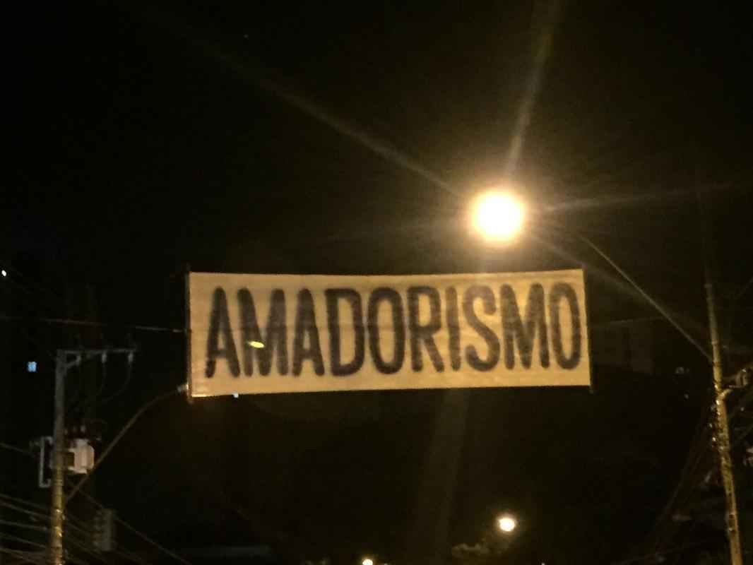 Torcedores confeccionaram faixas em protesto contra a diretoria do Cruzeiro em frente  sede administrativa do clube