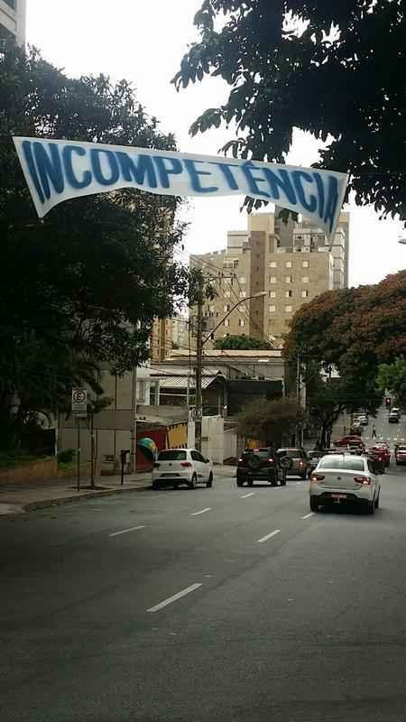 Torcedores confeccionaram faixas em protesto contra a diretoria do Cruzeiro em frente  sede administrativa do clube