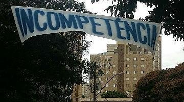 Torcedores confeccionaram faixas em protesto contra a diretoria do Cruzeiro em frente  sede administrativa do clube