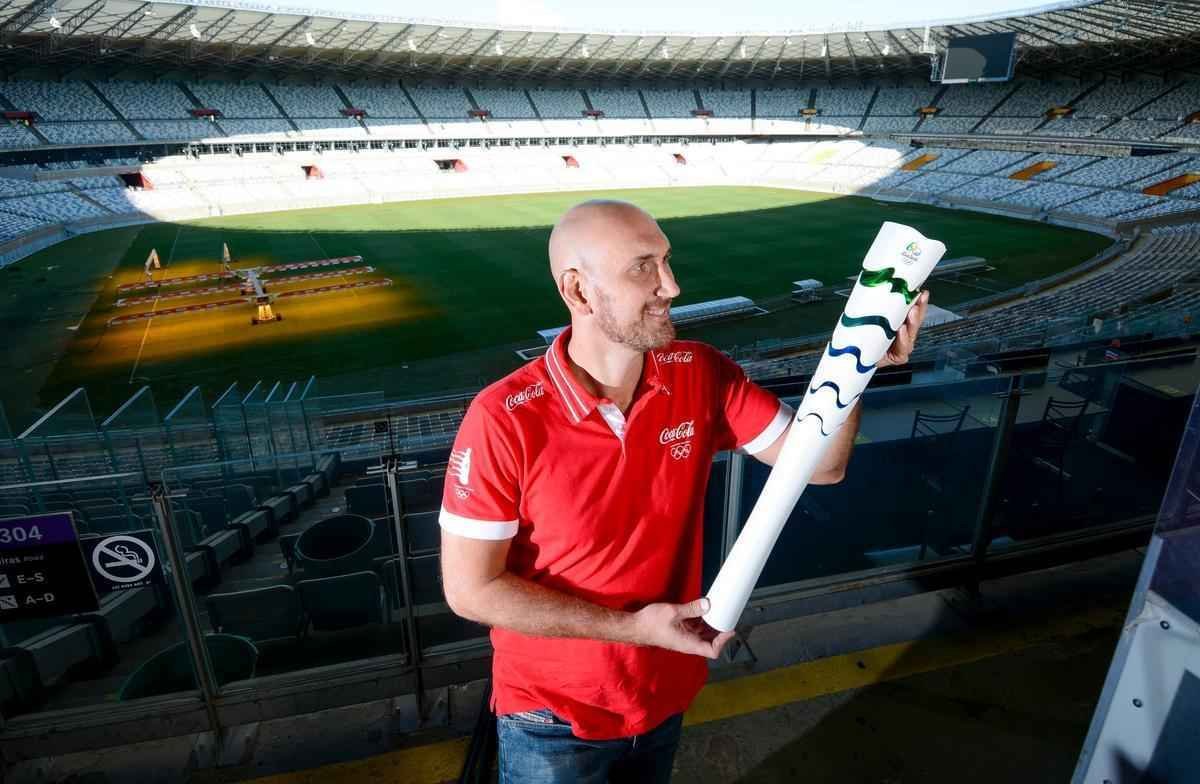 O ex-jogador Nalbert com a tocha olmpica em Belo Horizonte