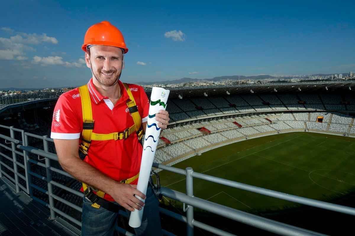 O ex-jogador Nalbert com a tocha olmpica em Belo Horizonte