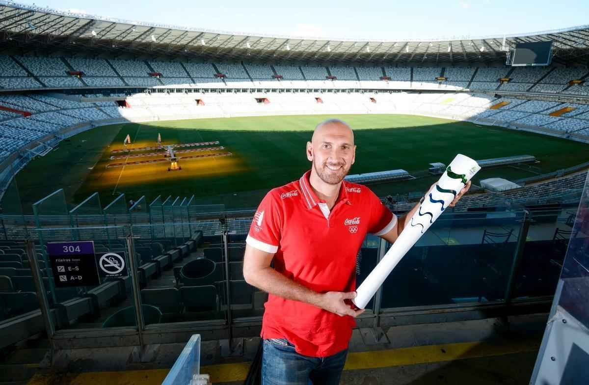 O ex-jogador Nalbert com a tocha olmpica em Belo Horizonte