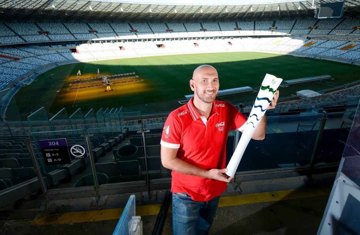 O ex-jogador Nalbert com a tocha olmpica em Belo Horizonte