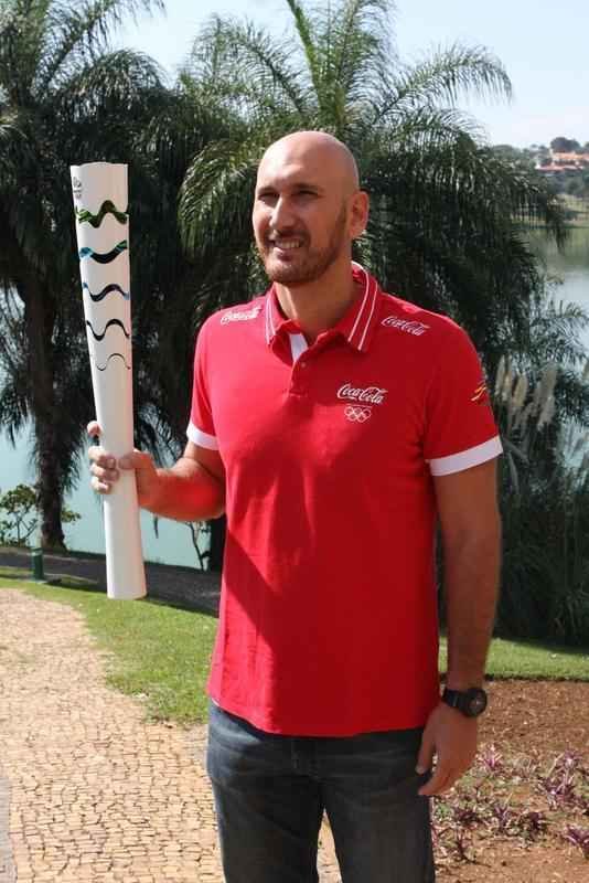 O ex-jogador Nalbert com a tocha olmpica em Belo Horizonte