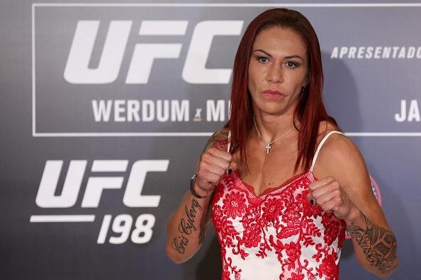 Encaradas dos astros do UFC 198 no Media Day - Cris Cyborg faz pose de luta