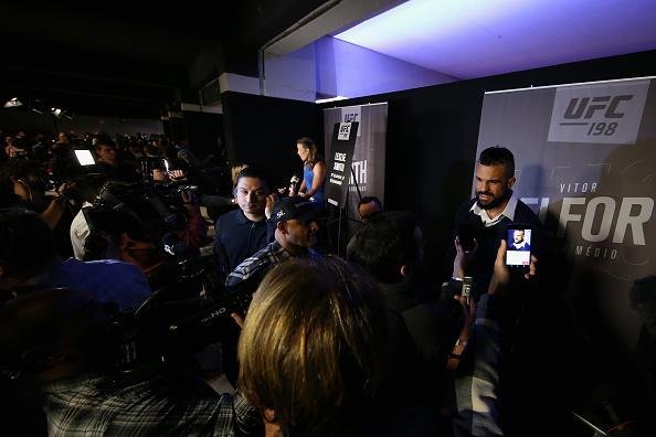 Encaradas dos astros do UFC 198 no Media Day - Vitor Belfort concede entrevista