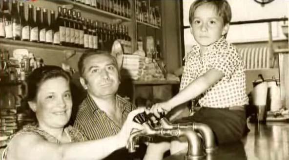 Paulo Bento com a me e o pai no restaurante da famlia, em Lisboa