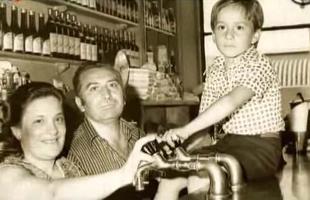 Paulo Bento com a me e o pai no restaurante da famlia, em Lisboa