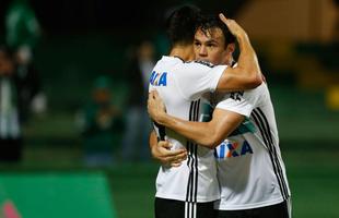 Kleber marcou o gol da vitria do Coritiba, logo depois da expulso do lateral Lucas, do Cruzeiro