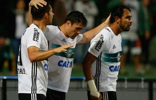 Kleber marcou o gol da vitria do Coritiba, logo depois da expulso do lateral Lucas, do Cruzeiro