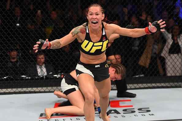 Fotos da vitria de Cris Cyborg em sua estreia no UFC