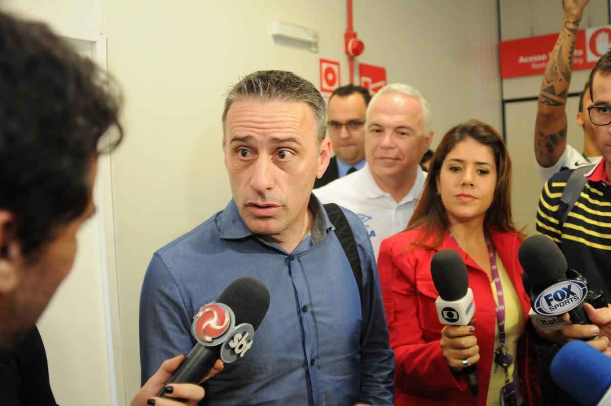 Tcnico portugus Paulo Bento chegou a Belo Horizonte acompanhado da esposa Teresa e de sua comisso tcnica: os auxiliares Srgio Costa e Ricardo Peres, o preparador fsico Pedro Pereira e o observador tcnico Vitor Silvestre