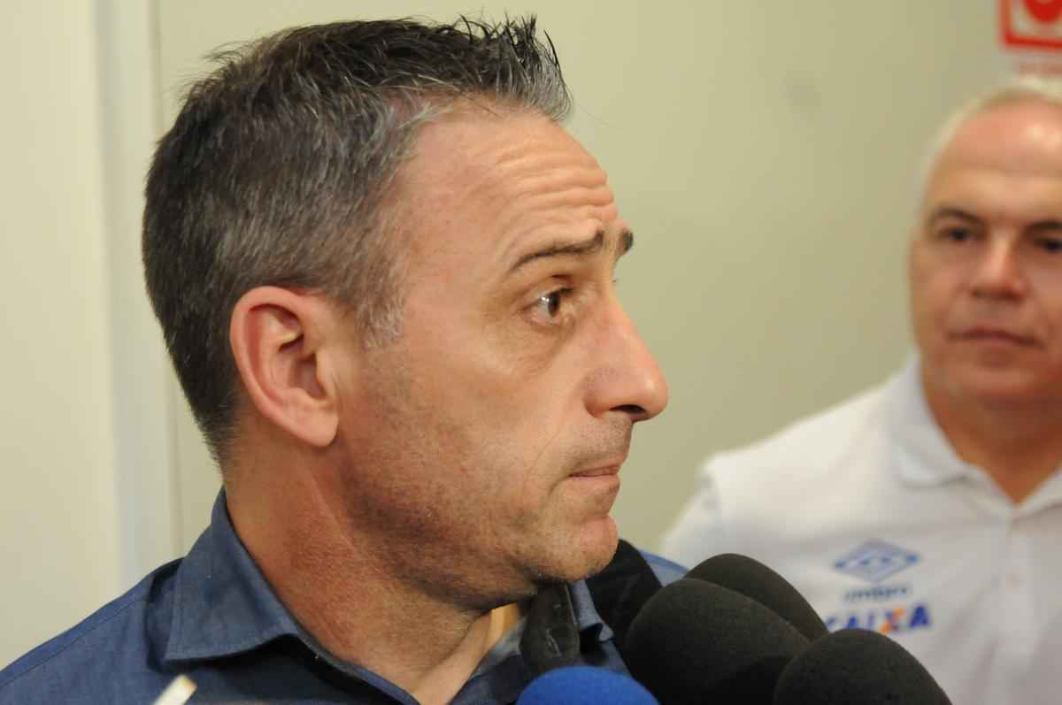 Tcnico portugus Paulo Bento chegou a Belo Horizonte acompanhado da esposa Teresa e de sua comisso tcnica: os auxiliares Srgio Costa e Ricardo Peres, o preparador fsico Pedro Pereira e o observador tcnico Vitor Silvestre