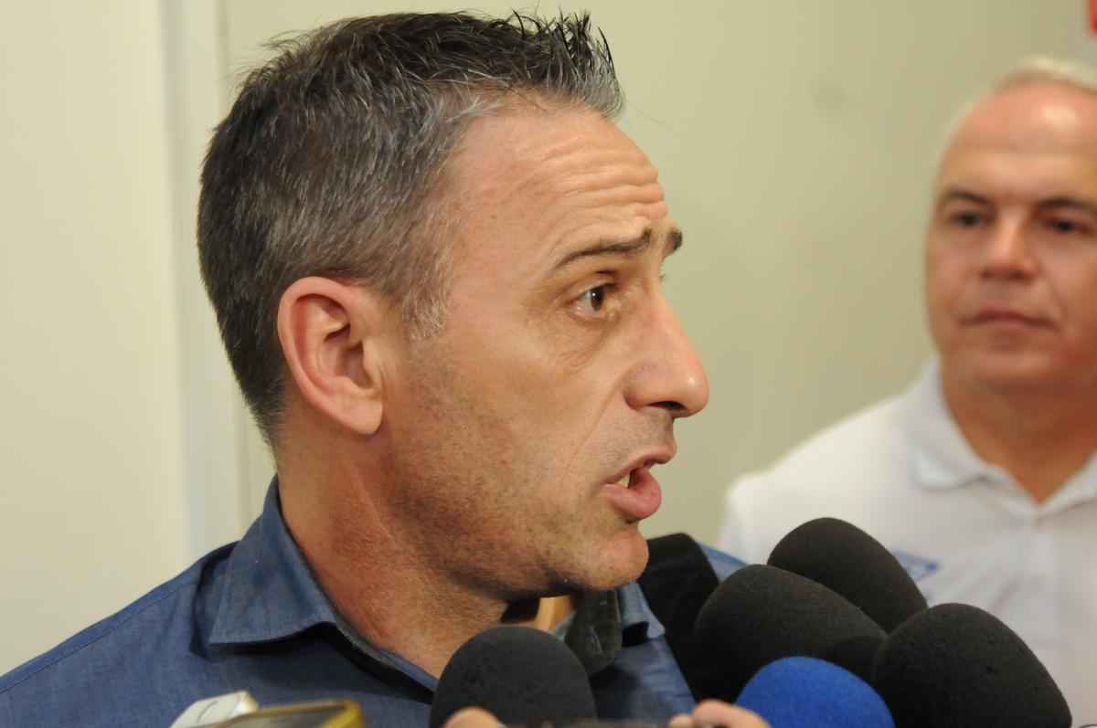 Tcnico portugus Paulo Bento chegou a Belo Horizonte acompanhado da esposa Teresa e de sua comisso tcnica: os auxiliares Srgio Costa e Ricardo Peres, o preparador fsico Pedro Pereira e o observador tcnico Vitor Silvestre