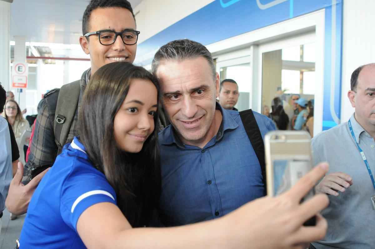 Tcnico portugus Paulo Bento chegou a Belo Horizonte acompanhado da esposa Teresa e de sua comisso tcnica: os auxiliares Srgio Costa e Ricardo Peres, o preparador fsico Pedro Pereira e o observador tcnico Vitor Silvestre