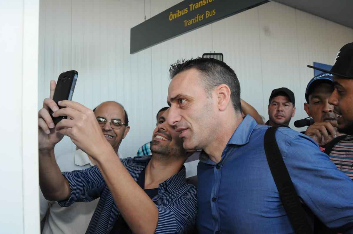 Tcnico portugus Paulo Bento chegou a Belo Horizonte acompanhado da esposa Teresa e de sua comisso tcnica: os auxiliares Srgio Costa e Ricardo Peres, o preparador fsico Pedro Pereira e o observador tcnico Vitor Silvestre