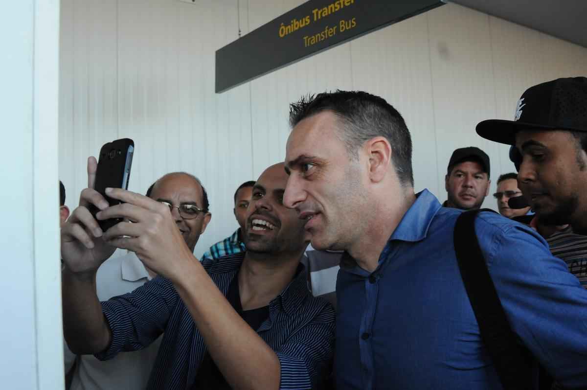 Tcnico portugus Paulo Bento chegou a Belo Horizonte acompanhado da esposa Teresa e de sua comisso tcnica: os auxiliares Srgio Costa e Ricardo Peres, o preparador fsico Pedro Pereira e o observador tcnico Vitor Silvestre
