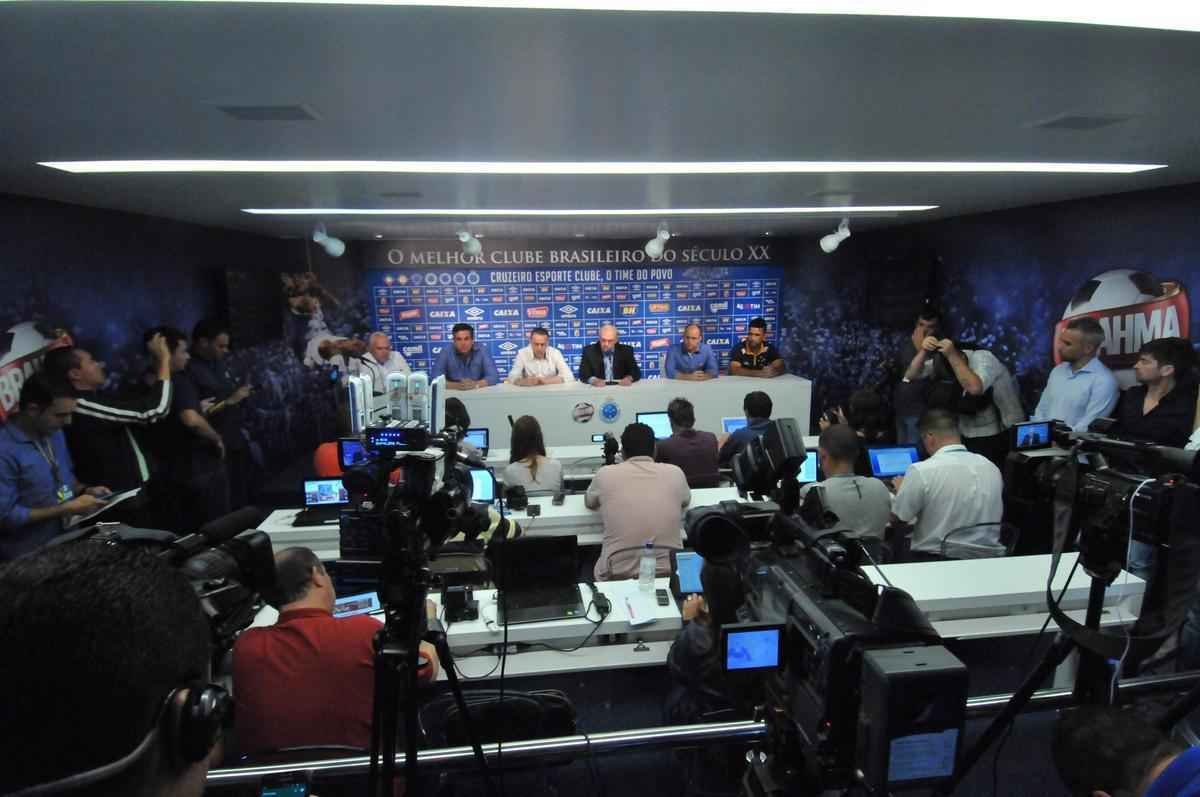 Portugus Paulo Bento foi apresentado nesta segunda-feira como novo treinador do Cruzeiro