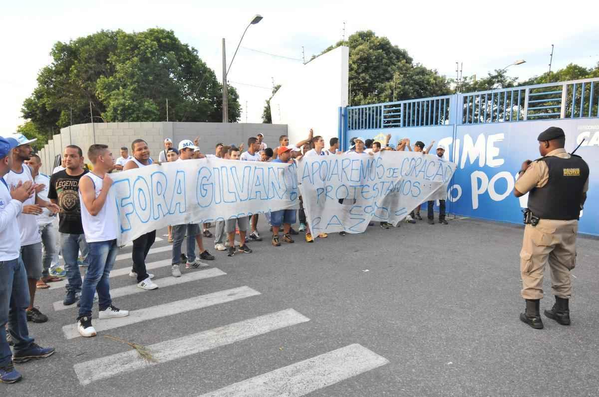 No dia da apresentao de Paulo Bento, torcedores compareceram na Toca da Raposa para protestar contra o presidente do clube, Givan de Pinho Tavares