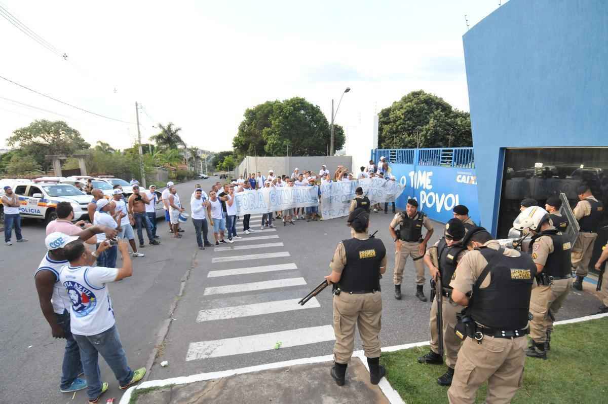 No dia da apresentao de Paulo Bento, torcedores compareceram na Toca da Raposa para protestar contra o presidente do clube, Givan de Pinho Tavares