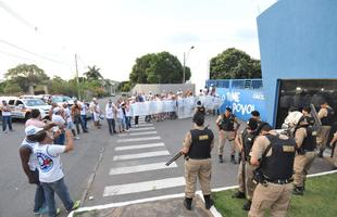 No dia da apresentao de Paulo Bento, torcedores compareceram na Toca da Raposa para protestar contra o presidente do clube, Givan de Pinho Tavares