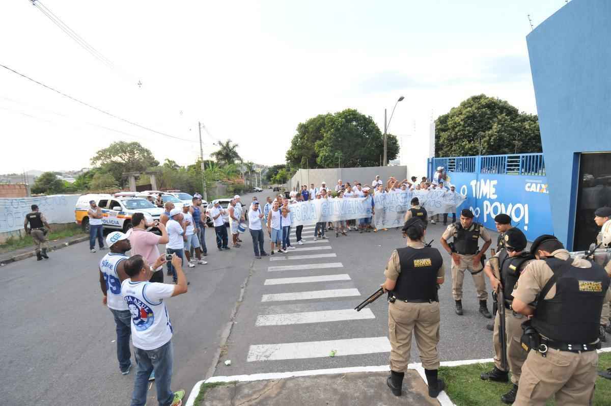 No dia da apresentao de Paulo Bento, torcedores compareceram na Toca da Raposa para protestar contra o presidente do clube, Givan de Pinho Tavares