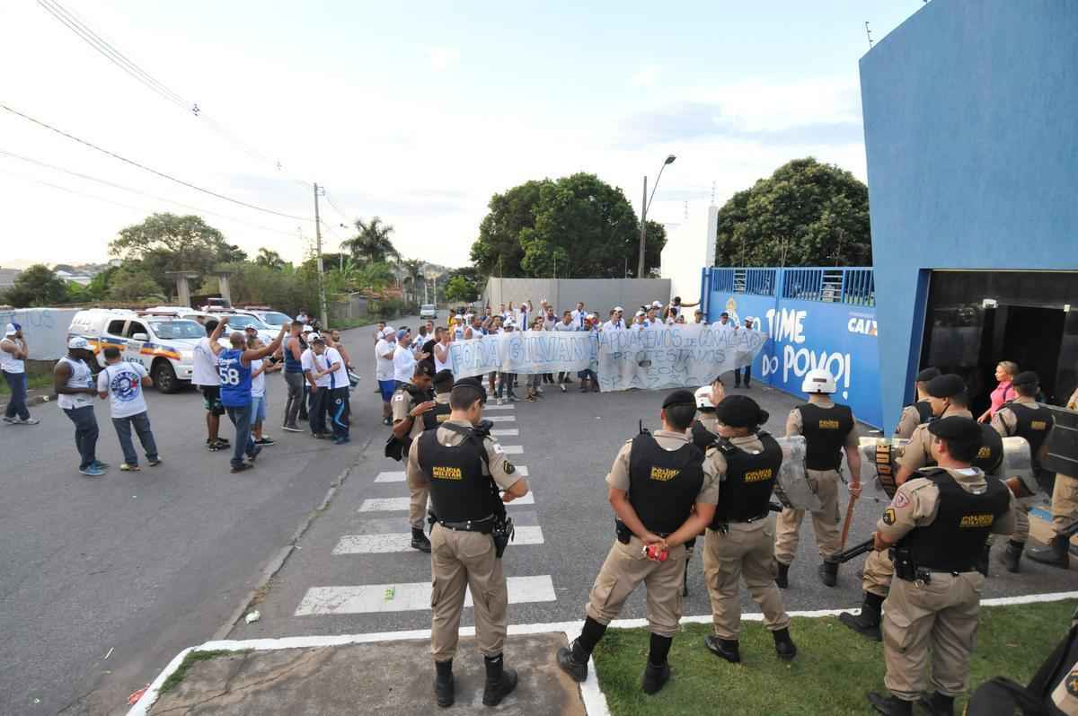 No dia da apresentao de Paulo Bento, torcedores compareceram na Toca da Raposa para protestar contra o presidente do clube, Givan de Pinho Tavares