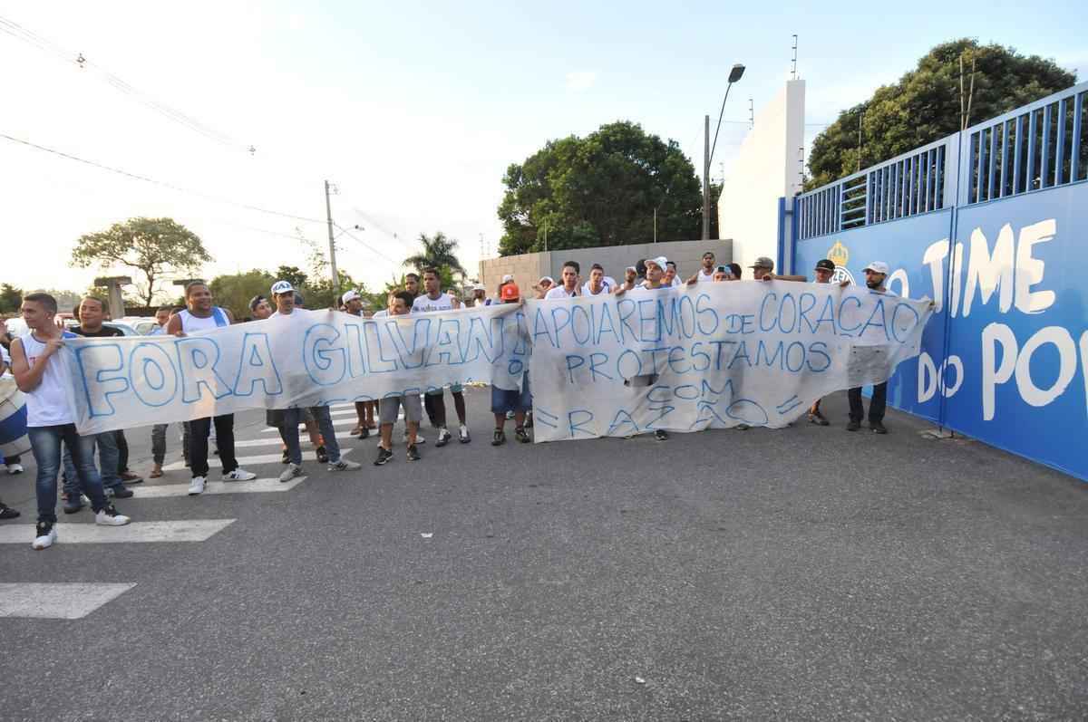 No dia da apresentao de Paulo Bento, torcedores compareceram na Toca da Raposa para protestar contra o presidente do clube, Givan de Pinho Tavares