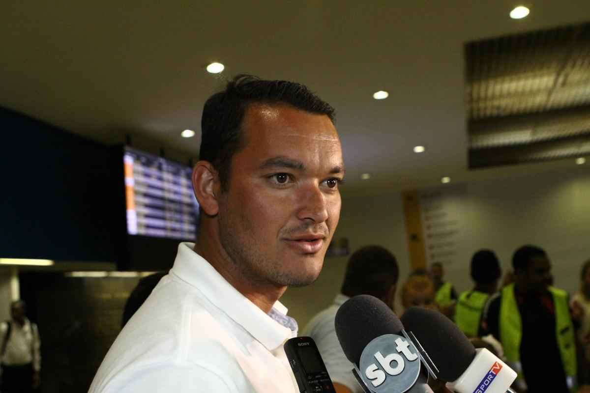 J no fim da carreira, Rver est em baixa no Internacional. Ele  reserva da equipe do tcnico Argel. Foi oferecido a vrios clubes, mas a tendncia  que siga no Beira-Rio