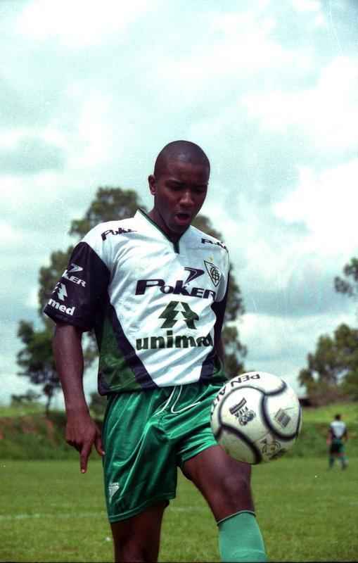 Emerson - tal como Trcio, o volante que surgiu bem na categoria de base do Amrica no foi aproveitado no Cruzeiro