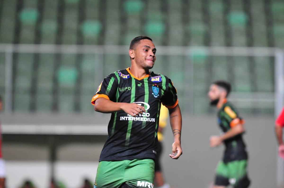 Bryan - depois de 93 jogos, nove gols e um ttulo do Mineiro pelo Amrica, Bryan chega ao Cruzeiro para brigar por espao na lateral esquerda. O jogador de 24 anos teve 75% dos direitos econmicos adquiridos pelo clube celeste e assinou contrato de trs temporadas.
