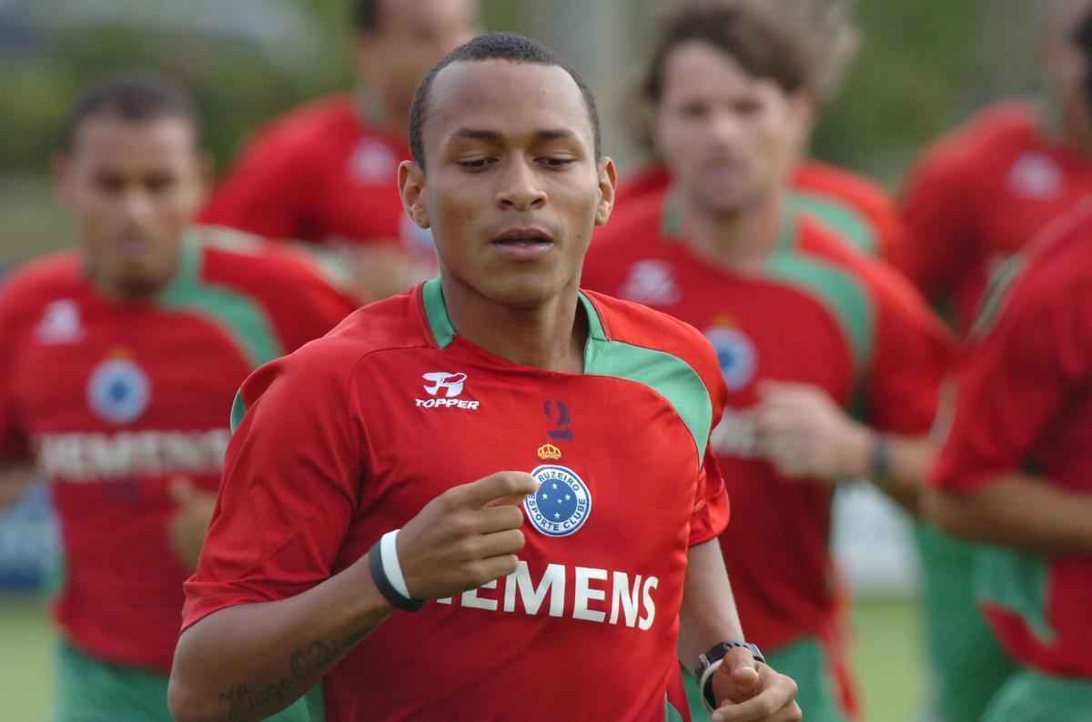 Francismar - grande revelao do Mineiro de 2005, Francismar trocou o Amrica pelo Cruzeiro no mesmo ano. At teve bons momentos na Raposa, como na ocasio em que marcou um gol no clssico contra o Atltico pelas semifinais do Estadual. Em 2007, o meia-atacante foi negociado com o futebol japons. Recentemente, sagrou-se campeo do Mdulo II do Mineiro pelo Democrata-GV, anotando cinco gols na competio.