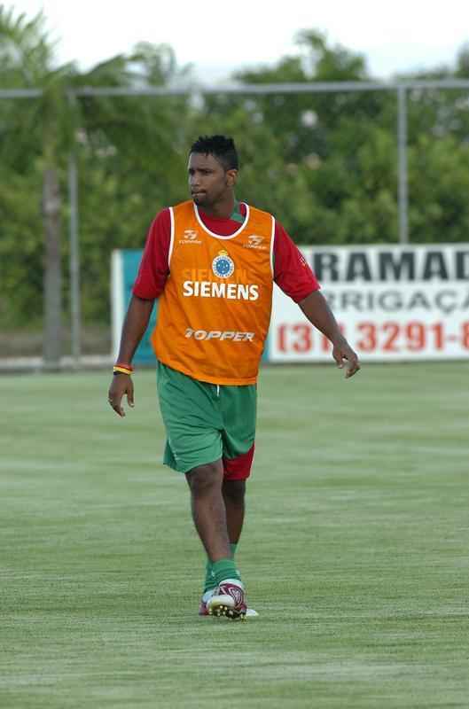 Emerson - tal como Trcio, o volante que surgiu bem na categoria de base do Amrica no foi aproveitado no Cruzeiro