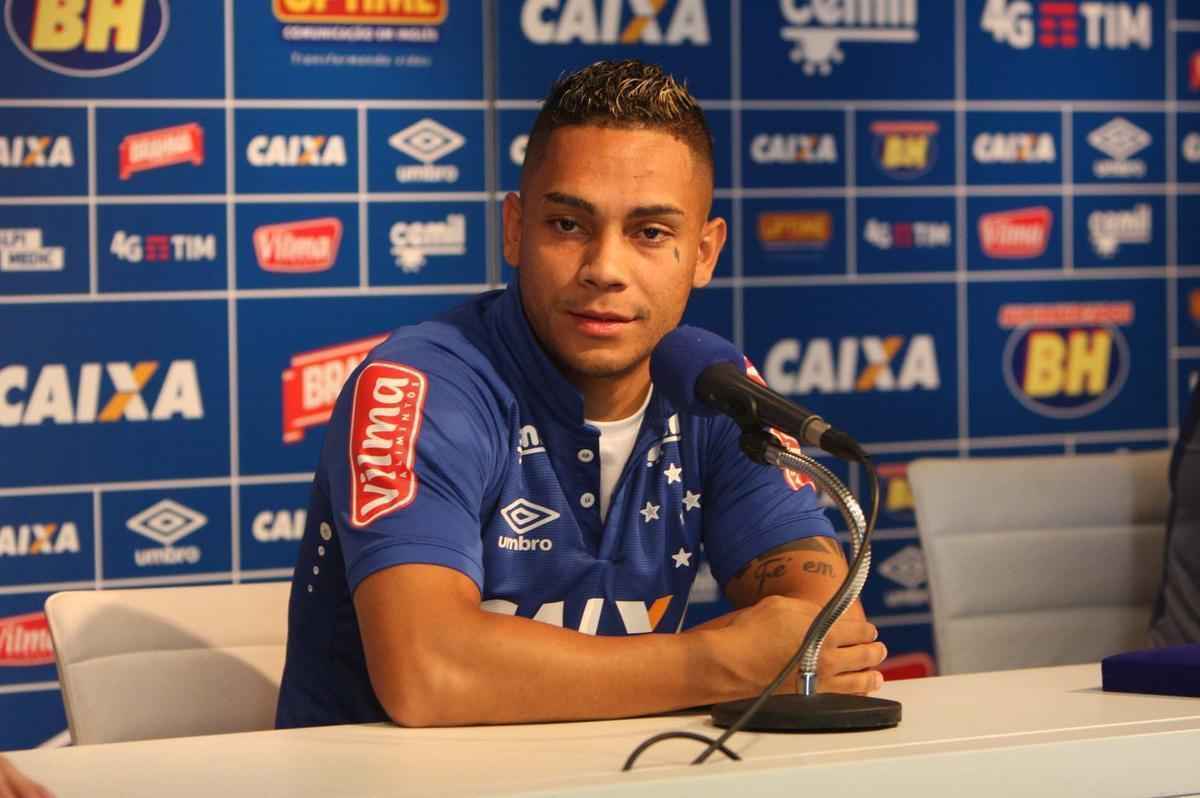 Bryan - depois de 93 jogos, nove gols e um ttulo do Mineiro pelo Amrica, Bryan chega ao Cruzeiro para brigar por espao na lateral esquerda. O jogador de 24 anos teve 75% dos direitos econmicos adquiridos pelo clube celeste e assinou contrato de trs temporadas.