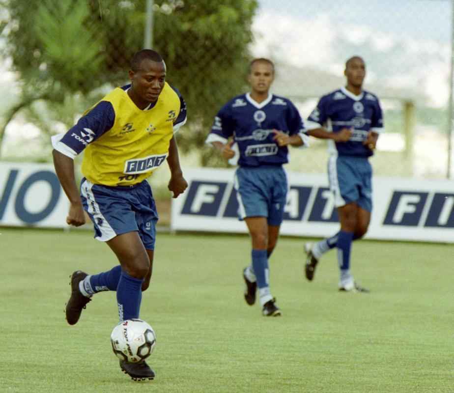 Claudinei - era considerado jogador com futuro promissor, porm enfrentava problemas de comportamento fora de campo. Por isso, o Cruzeiro o devolveu ao Amrica ainda em 2003, temporada em que o volante foi contratado. Em 2004, Claudinei morreu atingido por um tiro na nuca aps confuso em uma casa de shows na Via Expressa, em Belo Horizonte. O jogador tinha 25 anos e, segundo o ento presidente Afonso Celso Raso, estava acertando a transferncia para o Atltico.