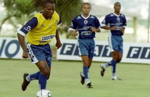 Claudinei - era considerado jogador com futuro promissor, porm enfrentava problemas de comportamento fora de campo. Por isso, o Cruzeiro o devolveu ao Amrica ainda em 2003, temporada em que o volante foi contratado. Em 2004, Claudinei morreu atingido por um tiro na nuca aps confuso em uma casa de shows na Via Expressa, em Belo Horizonte. O jogador tinha 25 anos e, segundo o ento presidente Afonso Celso Raso, estava acertando a transferncia para o Atltico.