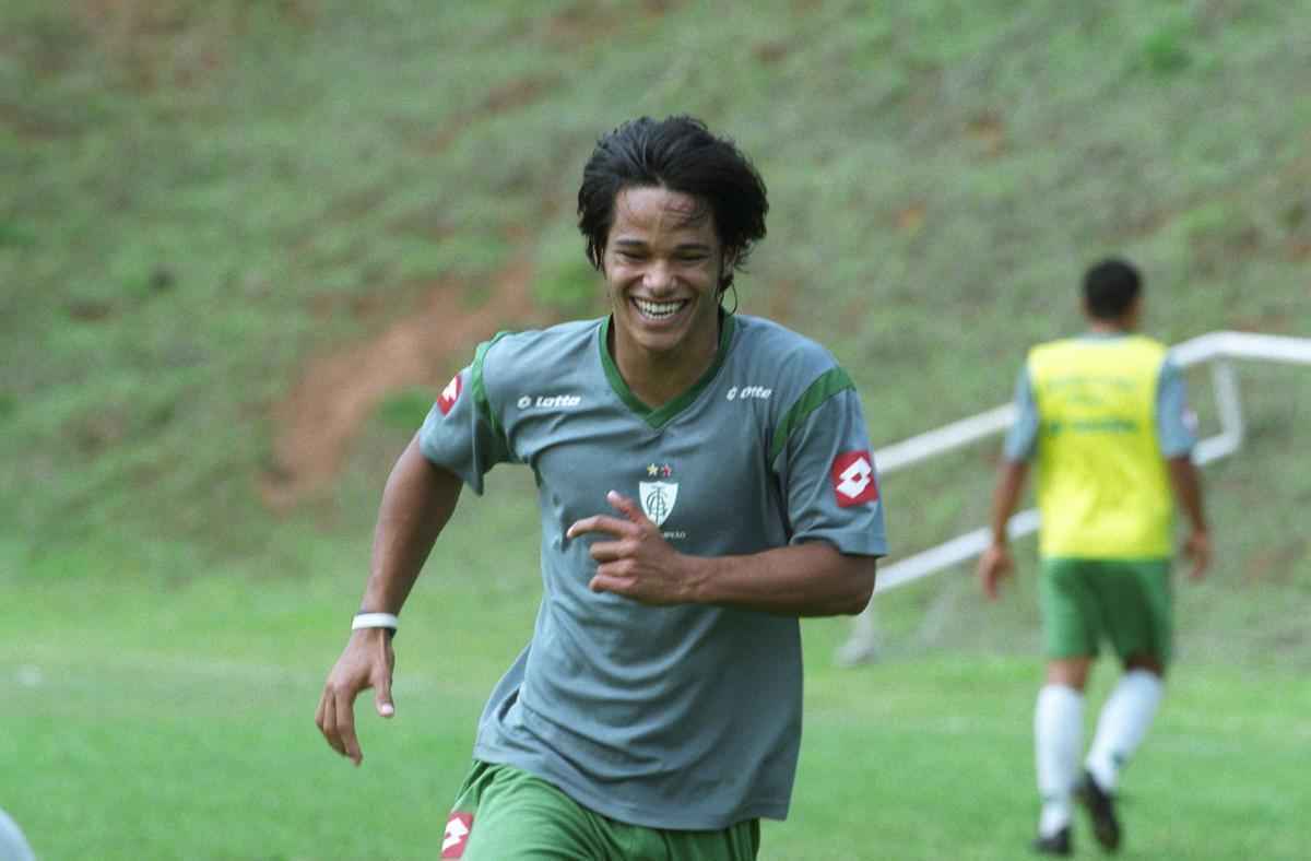 Daniel Morais - autor de 28 gols pelo Coelho, o atacante natural de Belo Horizonte seguiu para a Toca II em 2005. No Cruzeiro, contudo, teve pouqussimas chances. Em dois jogos, marcou um gol. Hoje, aos 30 anos, Daniel atua pelo Nutico.