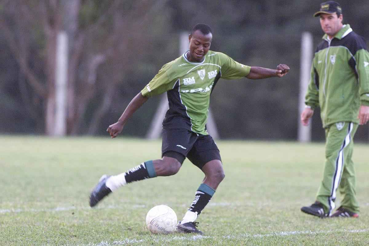 Claudinei - era considerado jogador com futuro promissor, porm enfrentava problemas de comportamento fora de campo. Por isso, o Cruzeiro o devolveu ao Amrica ainda em 2003, temporada em que o volante foi contratado. Em 2004, Claudinei morreu atingido por um tiro na nuca aps confuso em uma casa de shows na Via Expressa, em Belo Horizonte. O jogador tinha 25 anos e, segundo o ento presidente Afonso Celso Raso, estava acertando a transferncia para o Atltico.