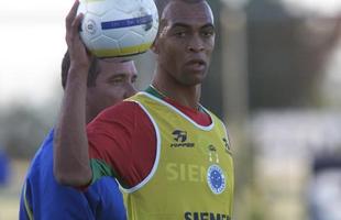 Leandro Euzbio - atuou pelo Amrica em 2004 e se transferiu para o Cruzeiro no ano seguinte. Foi no Fluminense, porm, que o zagueiro viveu a melhor fase de sua carreira. Pelo Tricolor das Laranjeiras, ele conquistou um Campeonato Carioca e dois Brasileiros.