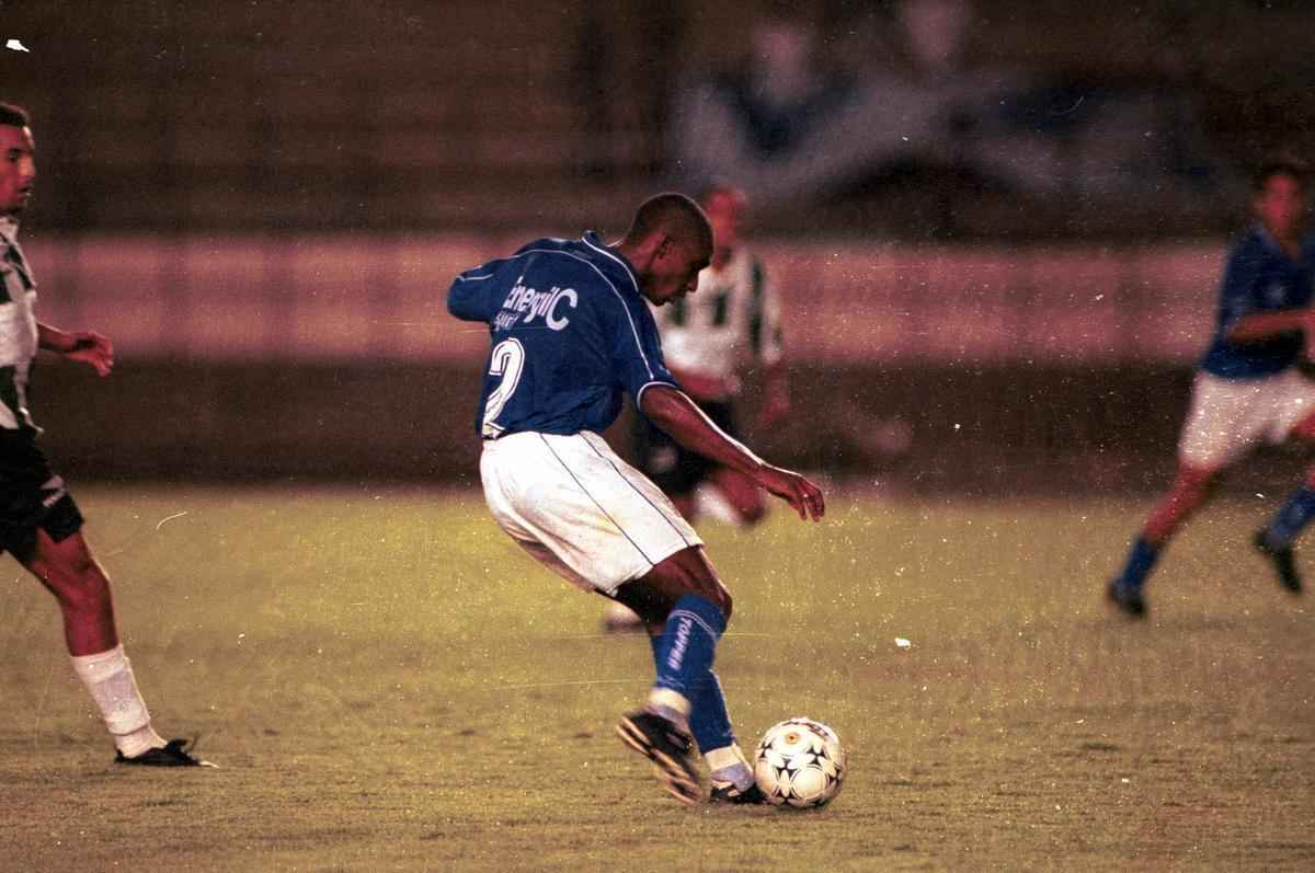 Evanilson - em 1999, o lateral-direito foi emprestado ao Cruzeiro pelo Amrica, que fixou o passe para compra em R$ 550 mil. Diante do bom rendimento do atleta, ento com 23 anos, a Raposa recebeu oferta de R$ 13 milhes do Borussia Dortmund, da Alemanha. To logo o depsito de pouco mais de meio milho de reais na conta bancria americana foi feito, a diretoria estrelada celebrou a vantagem no negcio