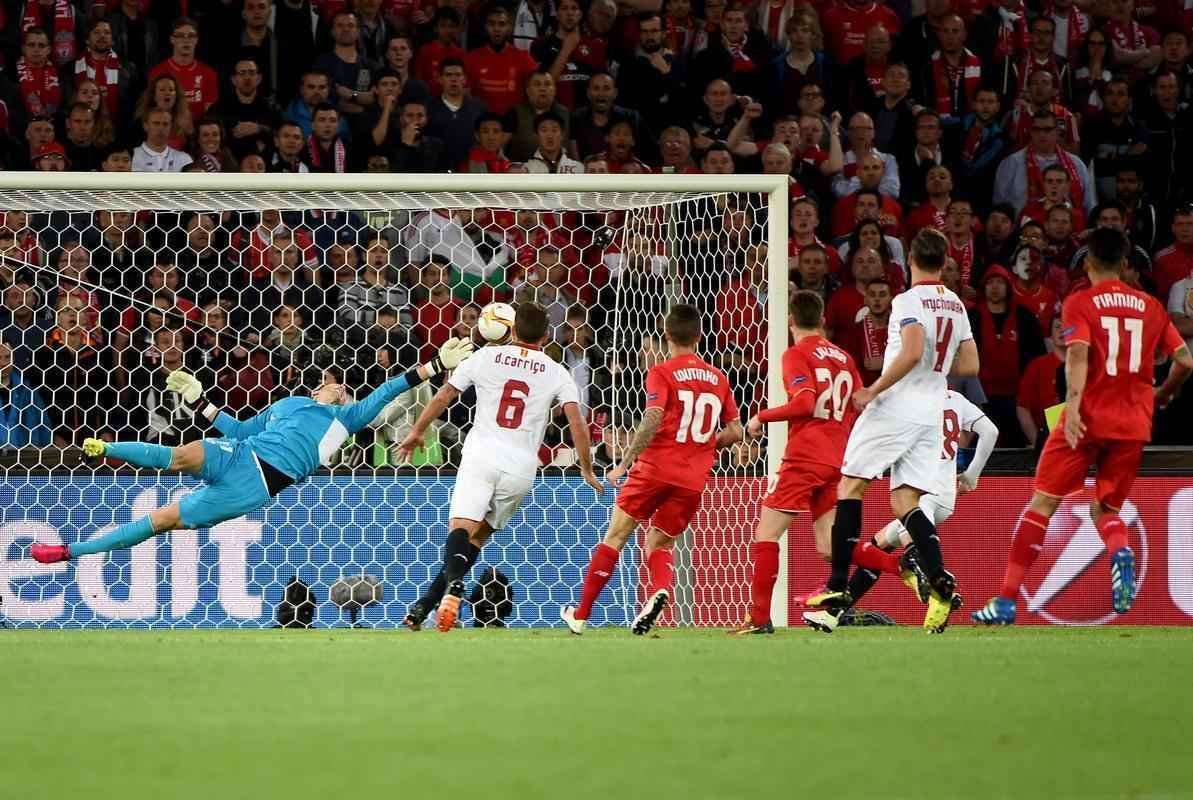 Coke brilhou na vitria do Sevilla sobre o Liverpool. Time espanhol tornou-se o primeiro time a vencer trs vezes seguidas o torneio