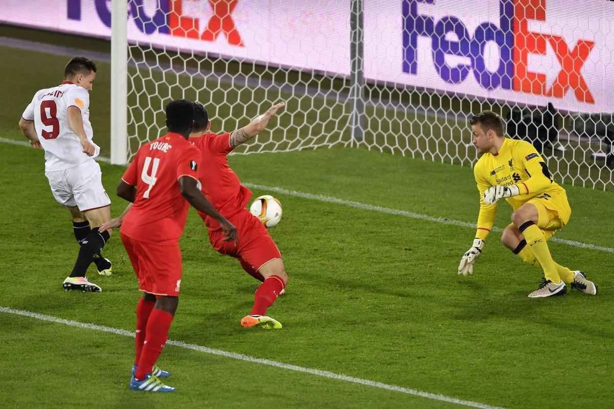 Coke brilhou na vitria do Sevilla sobre o Liverpool. Time espanhol tornou-se o primeiro time a vencer trs vezes seguidas o torneio