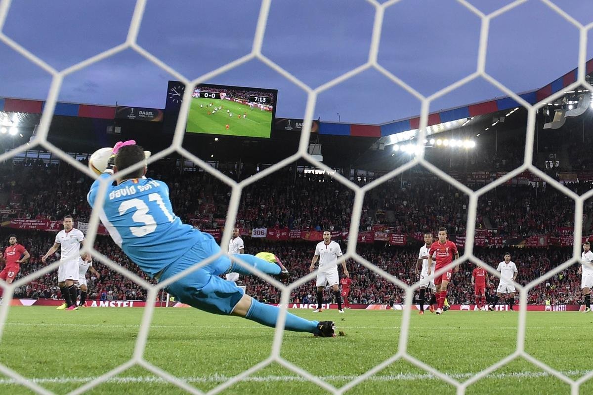 Coke brilhou na vitria do Sevilla sobre o Liverpool. Time espanhol tornou-se o primeiro time a vencer trs vezes seguidas o torneio