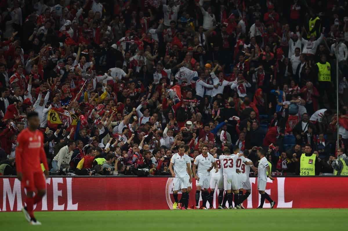 Coke brilhou na vitria do Sevilla sobre o Liverpool. Time espanhol tornou-se o primeiro time a vencer trs vezes seguidas o torneio
