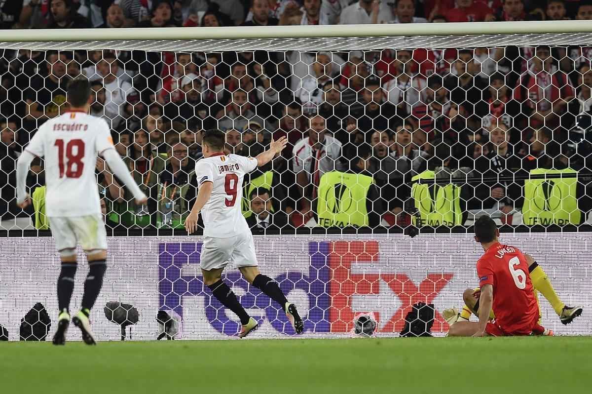 Coke brilhou na vitria do Sevilla sobre o Liverpool. Time espanhol tornou-se o primeiro time a vencer trs vezes seguidas o torneio