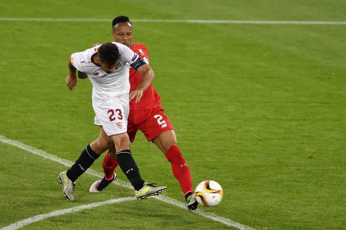 Coke brilhou na vitria do Sevilla sobre o Liverpool. Time espanhol tornou-se o primeiro time a vencer trs vezes seguidas o torneio