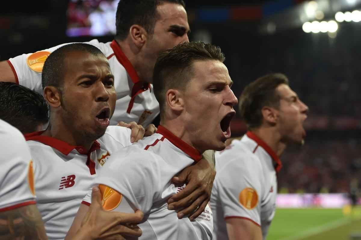 Coke brilhou na vitria do Sevilla sobre o Liverpool. Time espanhol tornou-se o primeiro time a vencer trs vezes seguidas o torneio