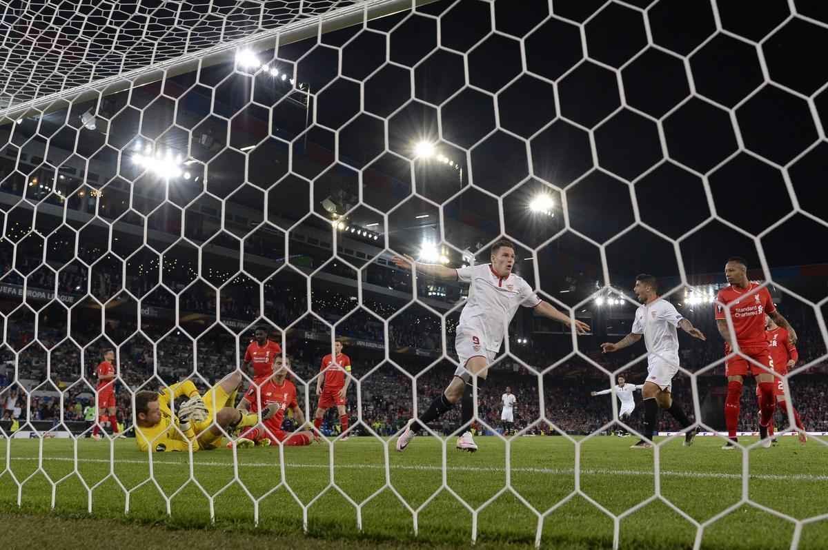 Coke brilhou na vitria do Sevilla sobre o Liverpool. Time espanhol tornou-se o primeiro time a vencer trs vezes seguidas o torneio